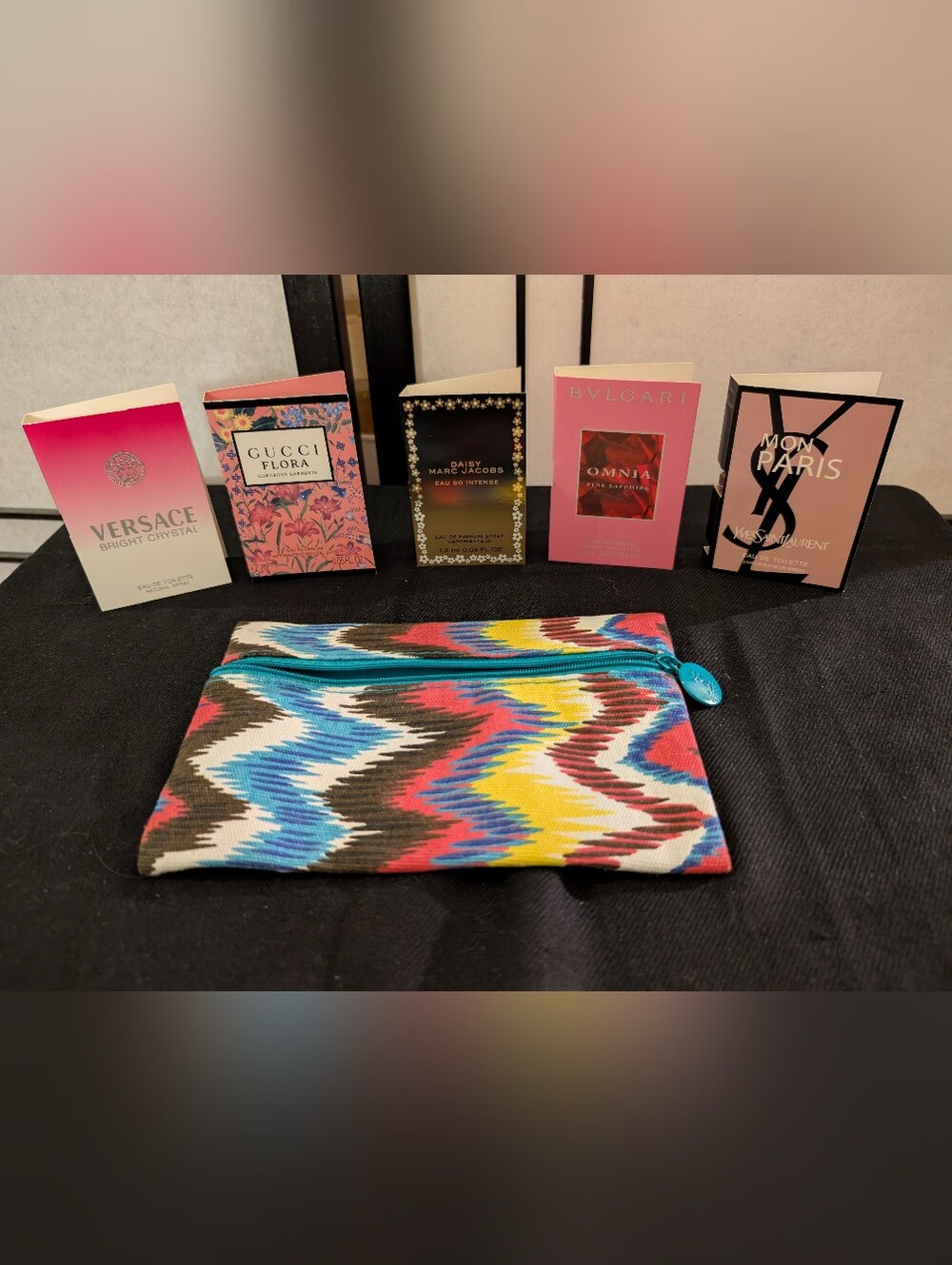 5 Designer Samples + Cosmetic Bag + 2 FREE Surprise Samples 💕